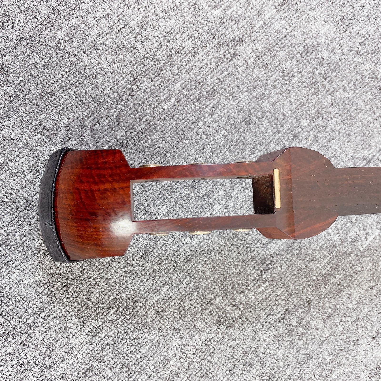 新作アイテムが満載。 三味線 細棹 段違い二本溝 トチ紅木 子持ち綾杉彫り胴