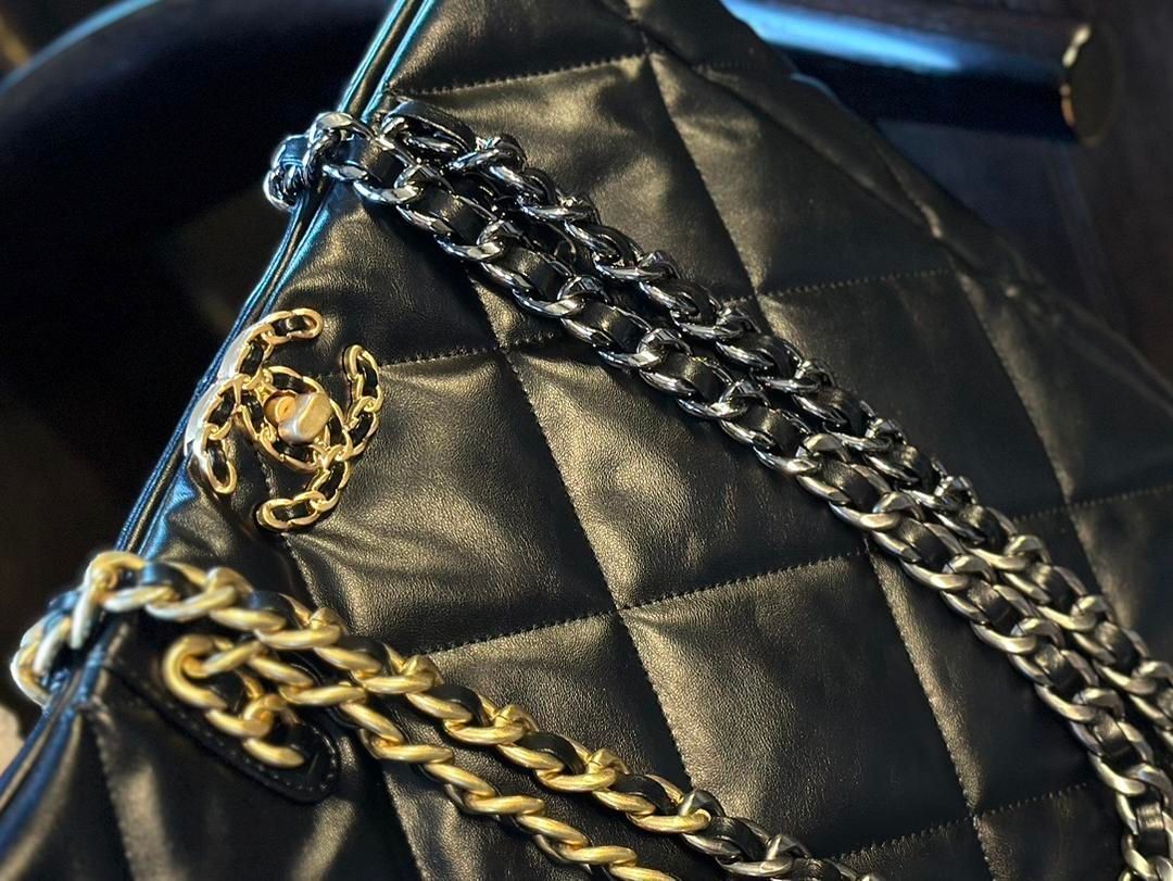 【即完必至の新作】CHANEL 25S キルティング ショルダーバッグ シャネル25年春夏キルティングレザーバッグ「シャネル 25」マチ
