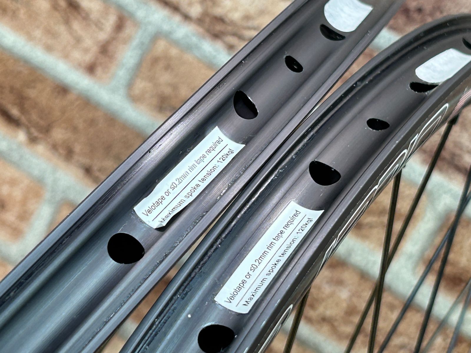 イチ推し!! 極上品!! VELOCITY aileron × SHIMANO 105 手組 イチ推し!! 極上品!! VELOCITY aileron × SHIMANO 105 手組