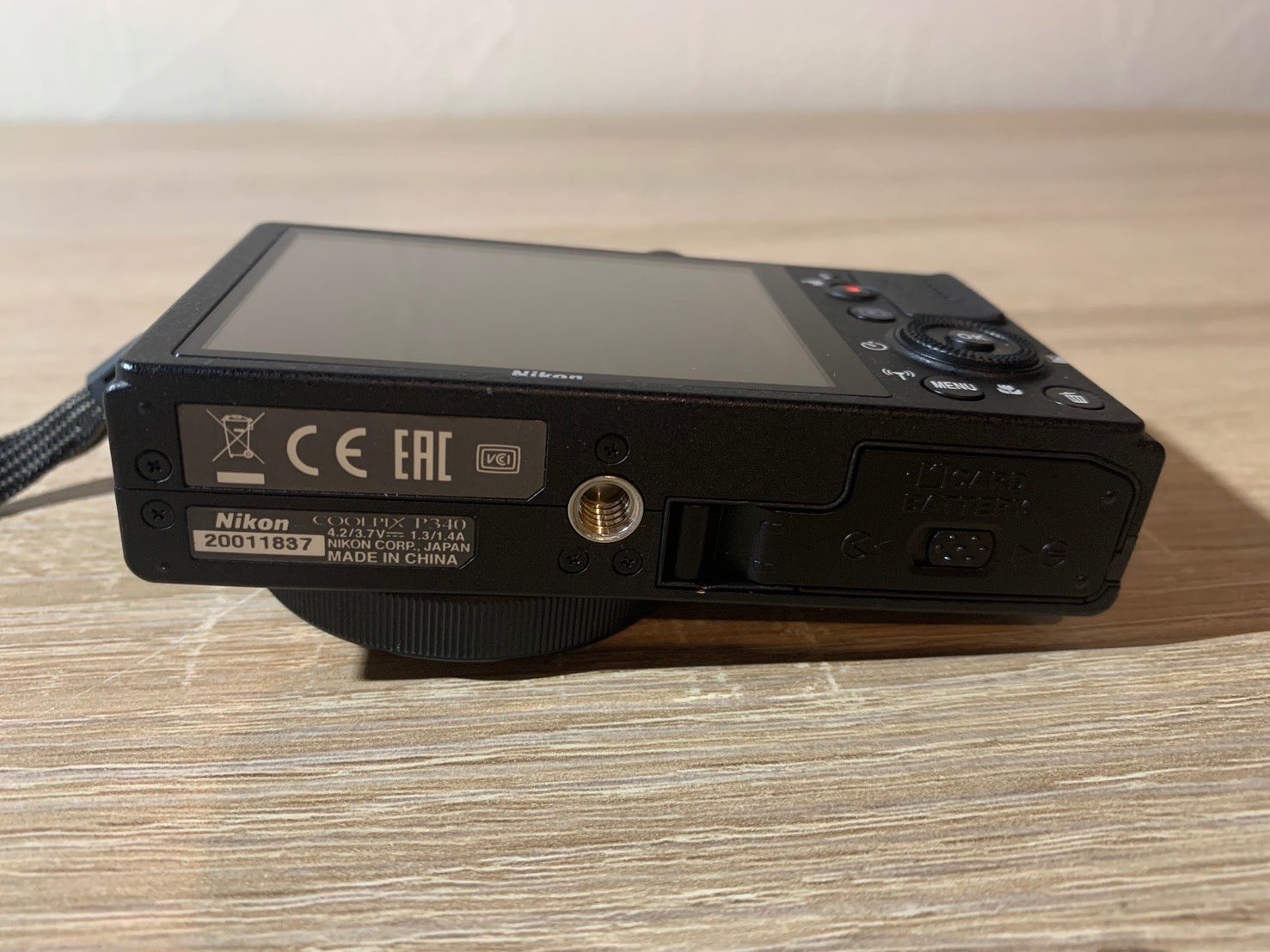 ブラック デジカメ