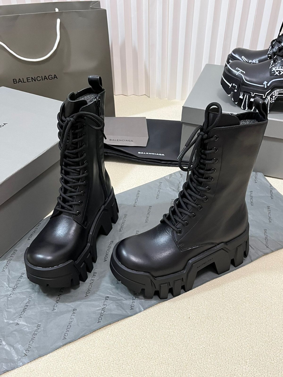 BALENCIAGA Bulldozer 42 BALENCIAGA Bulldozer 42 BALENCIAGA