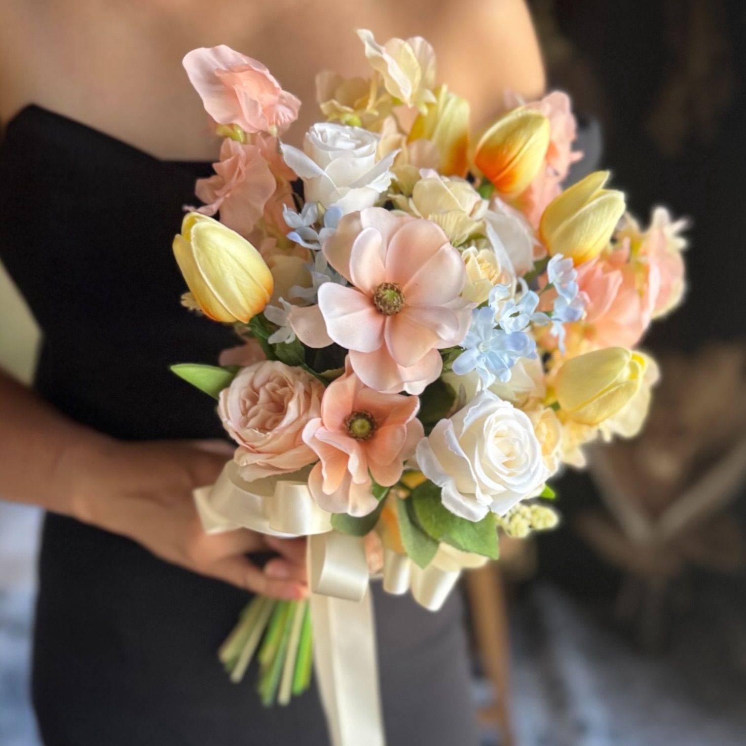 【レンタル戻り】サーモンピンクチューリップ×水色クラッチブーケブートニア