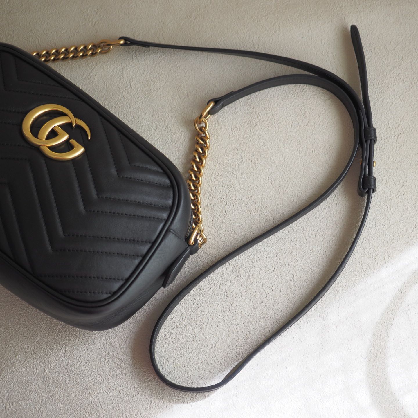 GUCCI ロゴ キルティングショルダーバッグ 黒 極美品】GUCCI ショルダーバッグ キルティング黒ロゴGGマーモント