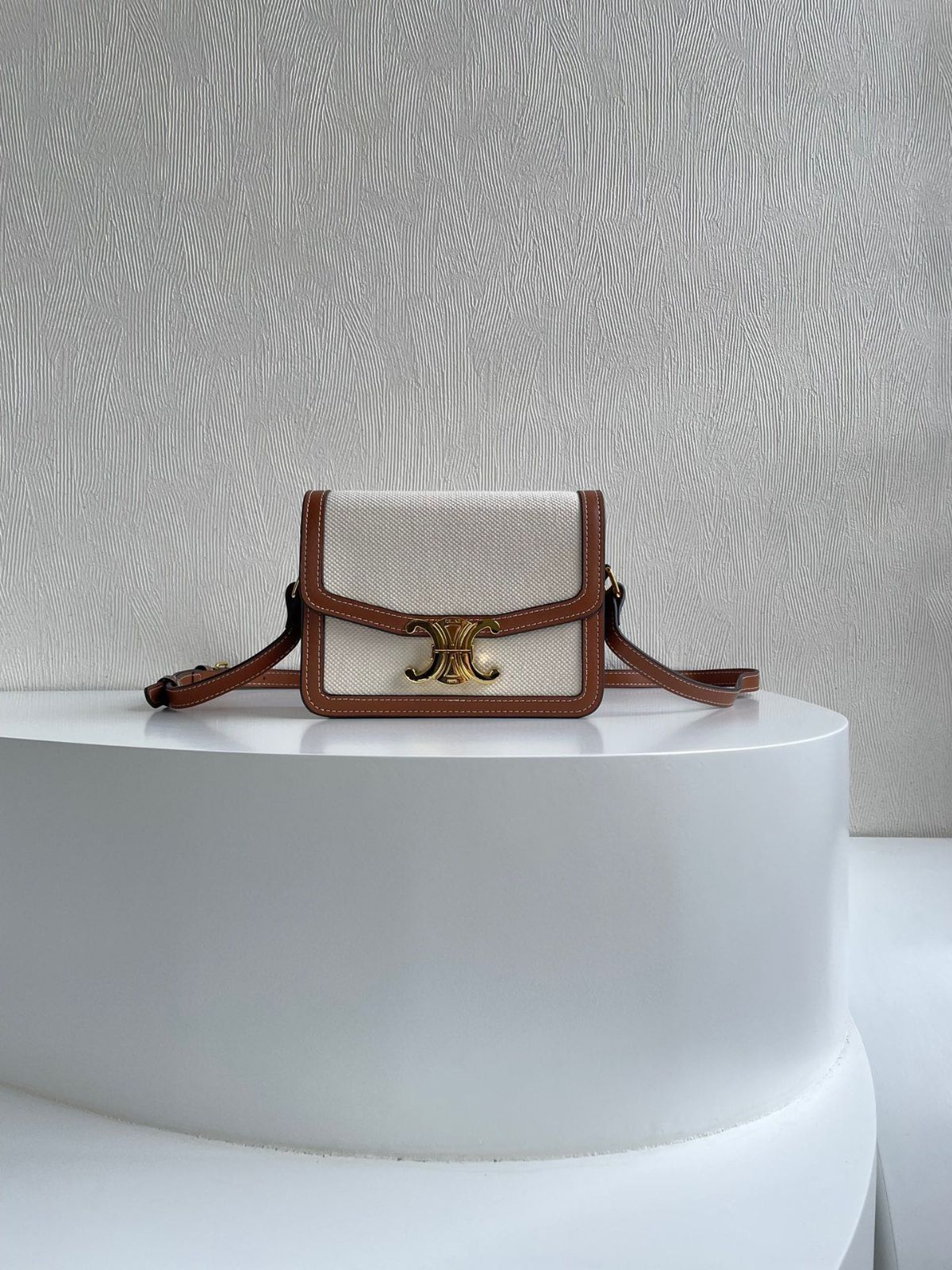 今日 CELINE セリーヌ TRIOMPHE 紡織カンヴァス × 小牛皮 ショルダーバッグ な価格で在庫あり