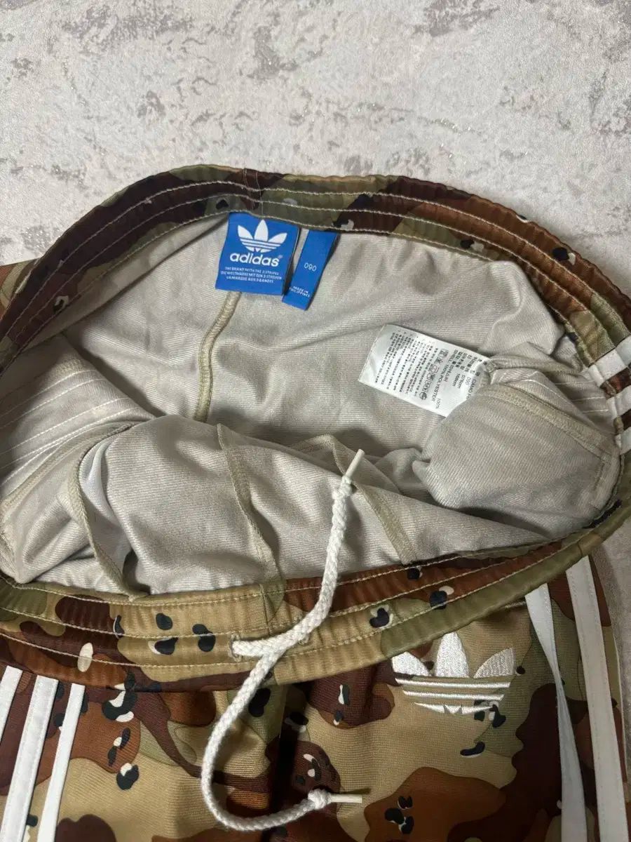 必須アイテム adidas