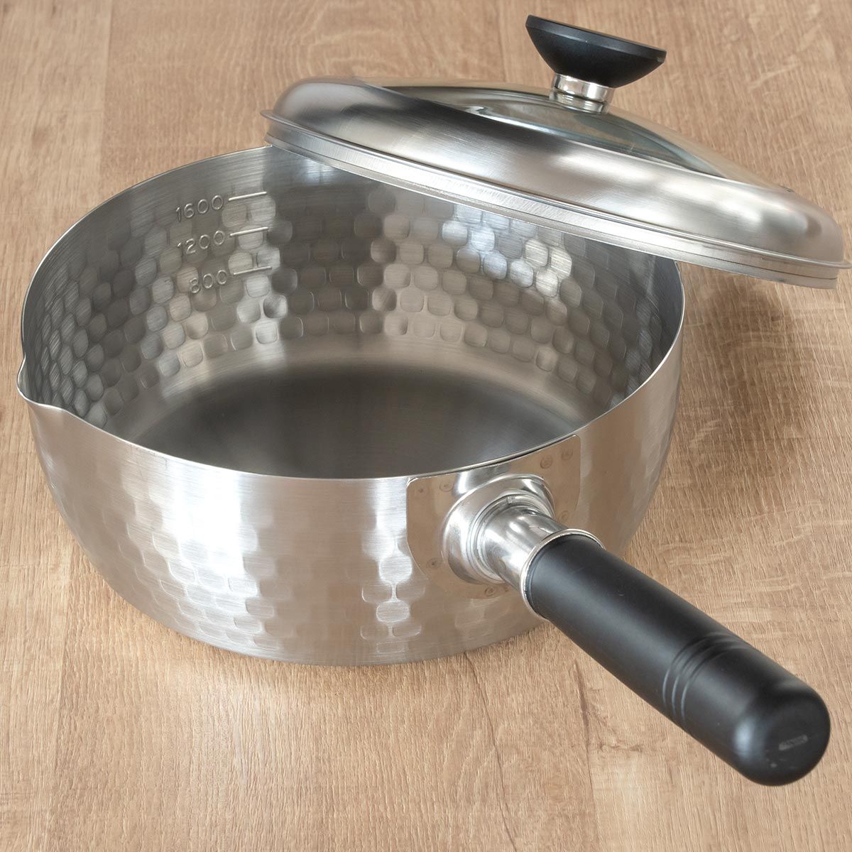 尊敬 槌目雪平鍋 20cm 蓋付き 銀鱗 ステンレス製 燕三条 Made in TSUBAME ガス火対応 雪平鍋 行平鍋 片手鍋 ガラス蓋付き 20センチ 注ぎ口付き ゆきひら鍋 なべ お鍋 ステンレス製雪平鍋 注ぎ口あり 両口鍋 槌目 調理器具 宝石のような