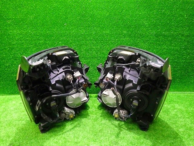 トヨタ純正　ZRR70/75 ヴォクシー　後期　ヘッドライト左右バラスト付 70ヴォクシー ヘッドライト 左右 HID ZRR70/75 前期 28-203 V8