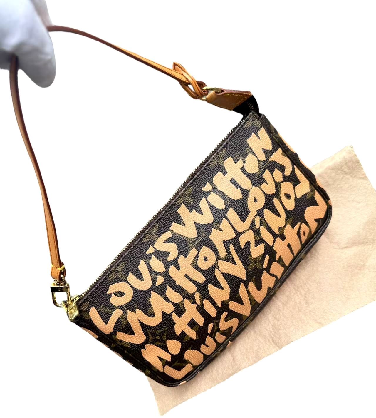 美品　ルイ ヴィトン アクセサリーポーチ グラフィティ　アクセソワール ルイヴィトンアクセサリーポーチ グラフィティアクセソワール ルイ