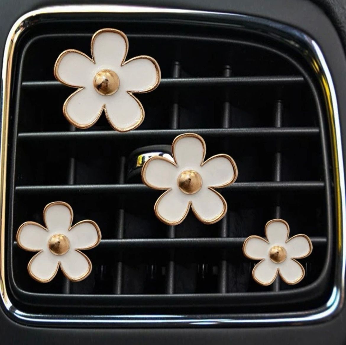 車用アクセサリー お花の飾り ホワイト 大～小 計4個 エアコン吹き出し