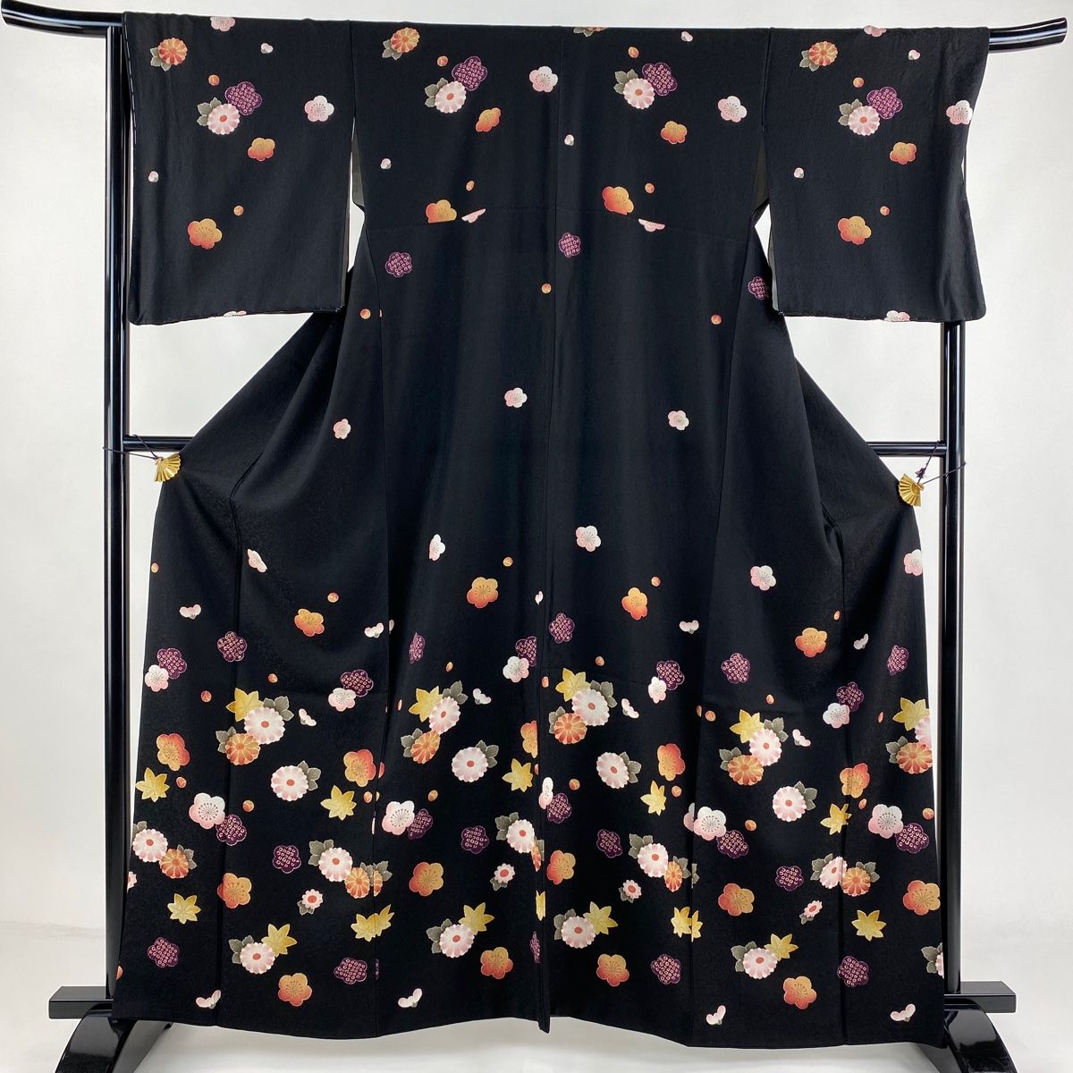 付下げ 身丈162cm 裄丈68cm L 袷 菊 紅葉 金彩 黒 正絹 名品