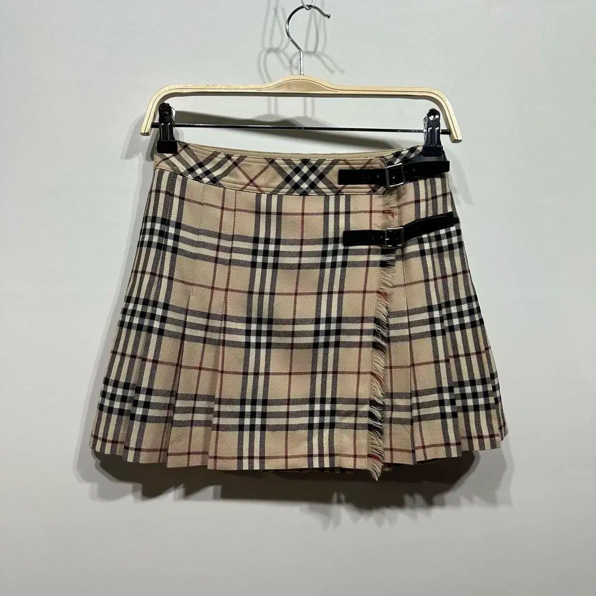 バーバリー ブルーレーベル ストラップ スカート 販売しています