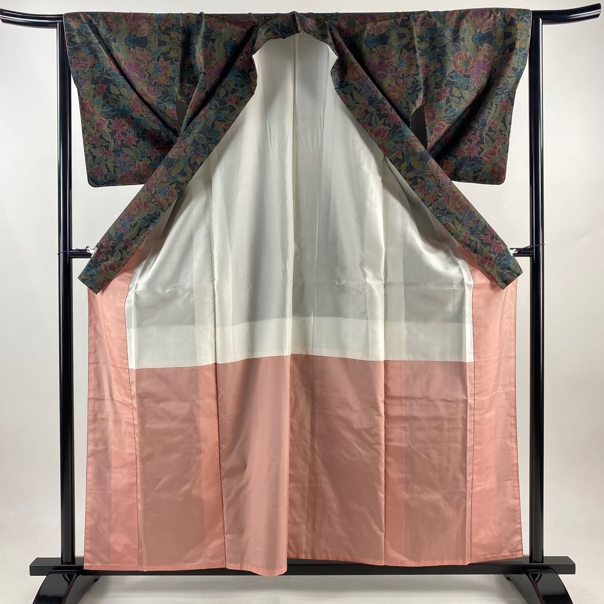 紬　身丈160 　薔薇柄　美品 大島紬 身丈160cm 裄丈64.5cm M 袷 証紙 薔薇 草花 墨色 正絹 美
