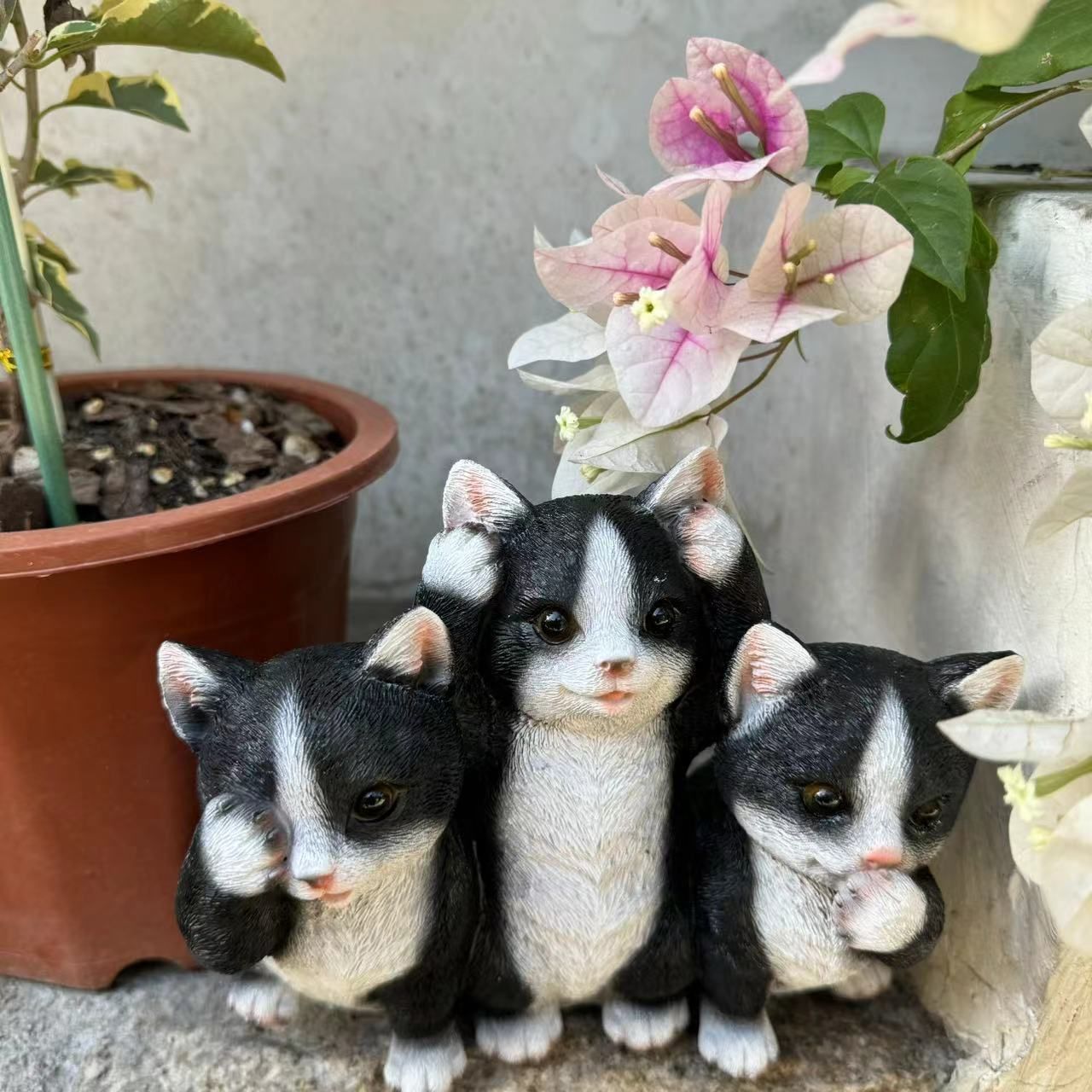 ふんばり親子猫　ハチワレ 仲良し親子招き猫（ハチワレ,白猫子猫） | Gallery Hanae