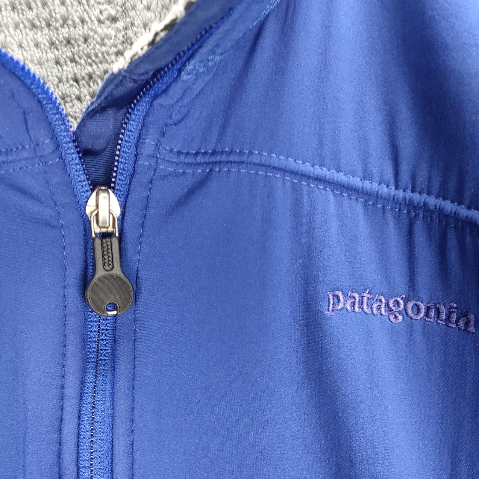 Patagonia ブルー ジャケット フリース内側 取り外し不可フード付き Patagonia ブルー ジャケット フリース内側 取り外し不可フード