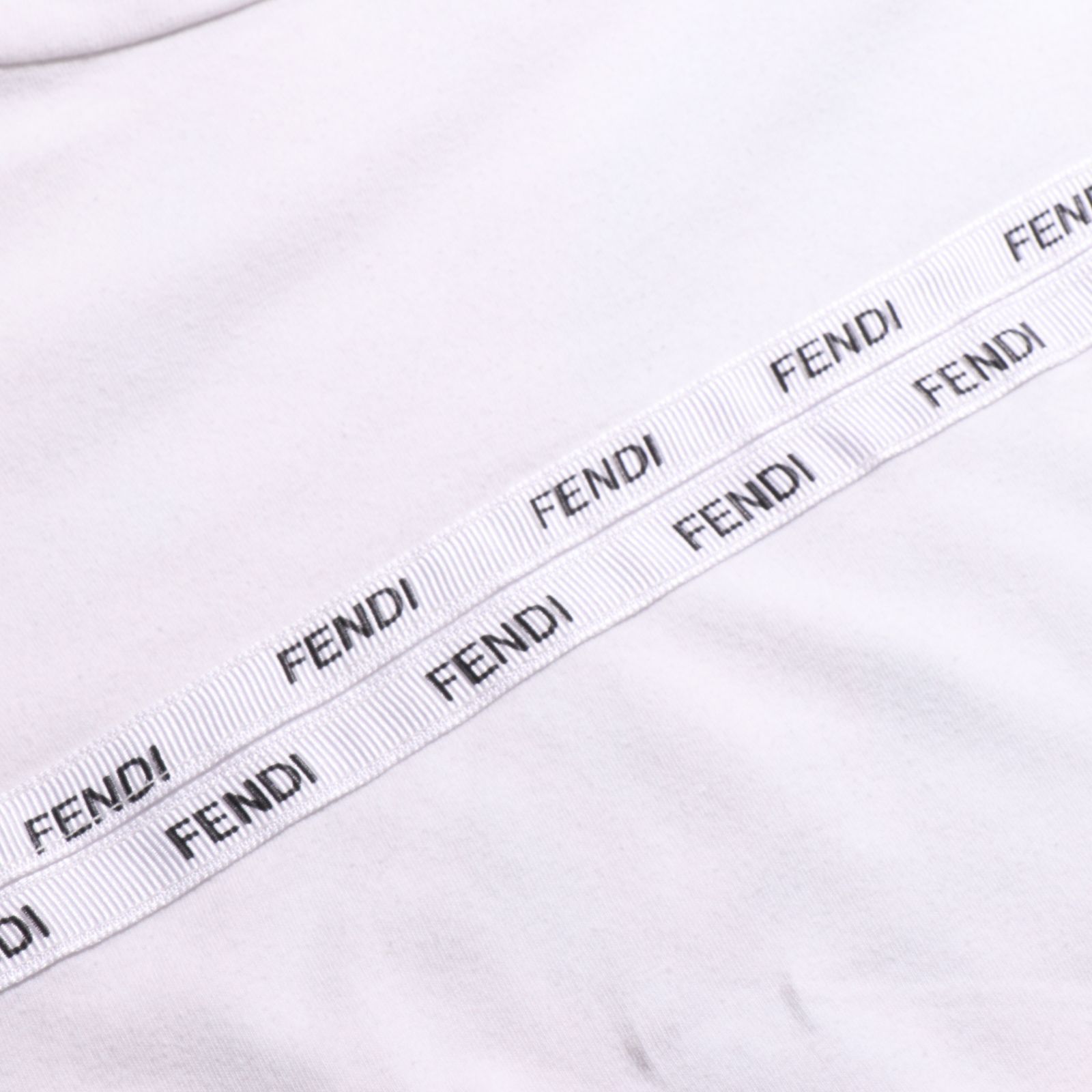 美品✨FENDI フェンディ Tシャツ サークルロゴ 半袖 ホワイト ☆美品☆ FENDI フェンディ トップス Tシャツ 半袖 ロゴテープ