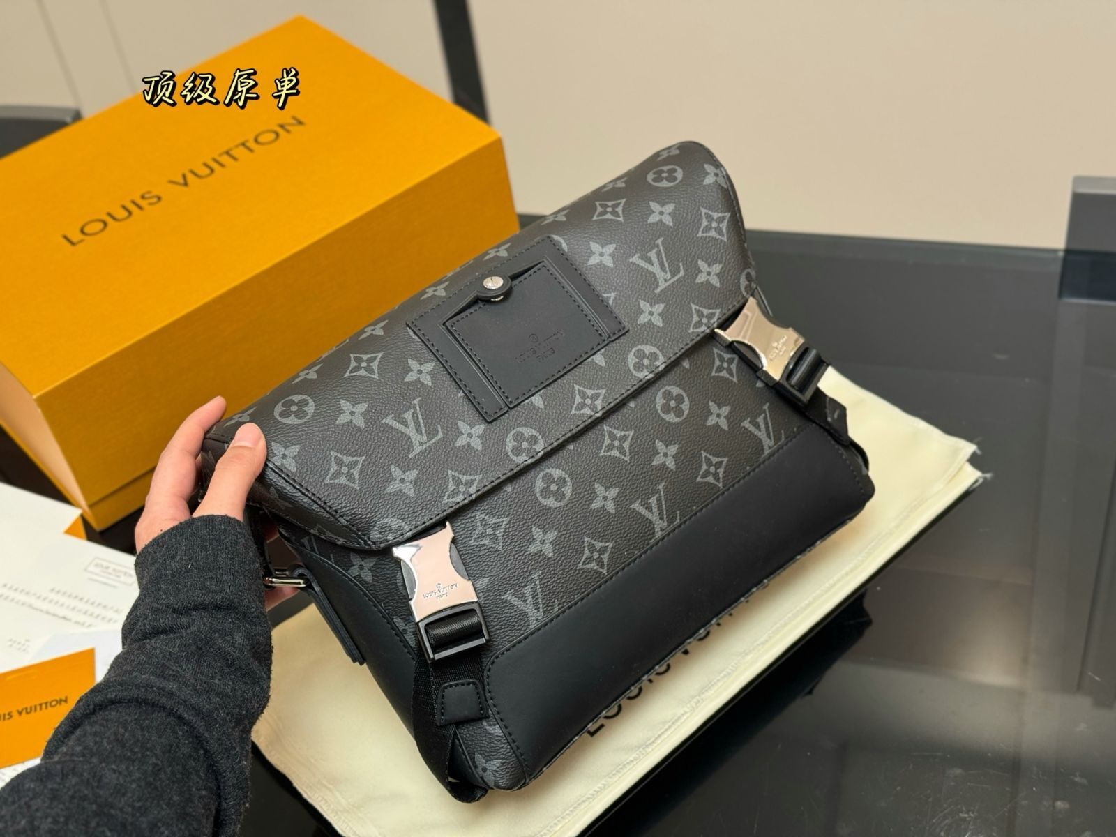 LOUIS VUITTON メンズ メッセンジャーバッグ ブラック　超美品 高品質 LOUIS VUITTON ルイ?ヴィトン メンズ ショルダーバッグ