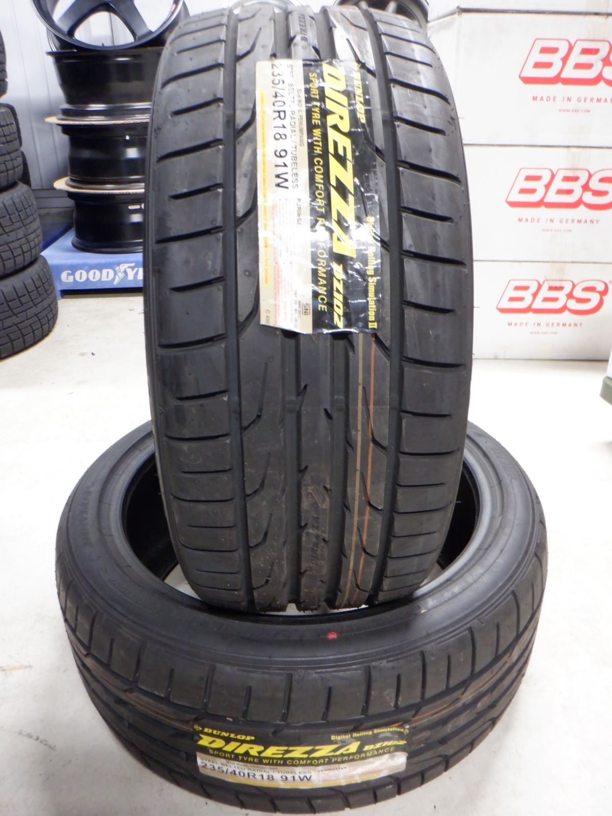 235 40R18 ダンロップ ディレッツァDZ102 ２本 製 シビック ベンツ ボルボ シロッコ ルノーなどに