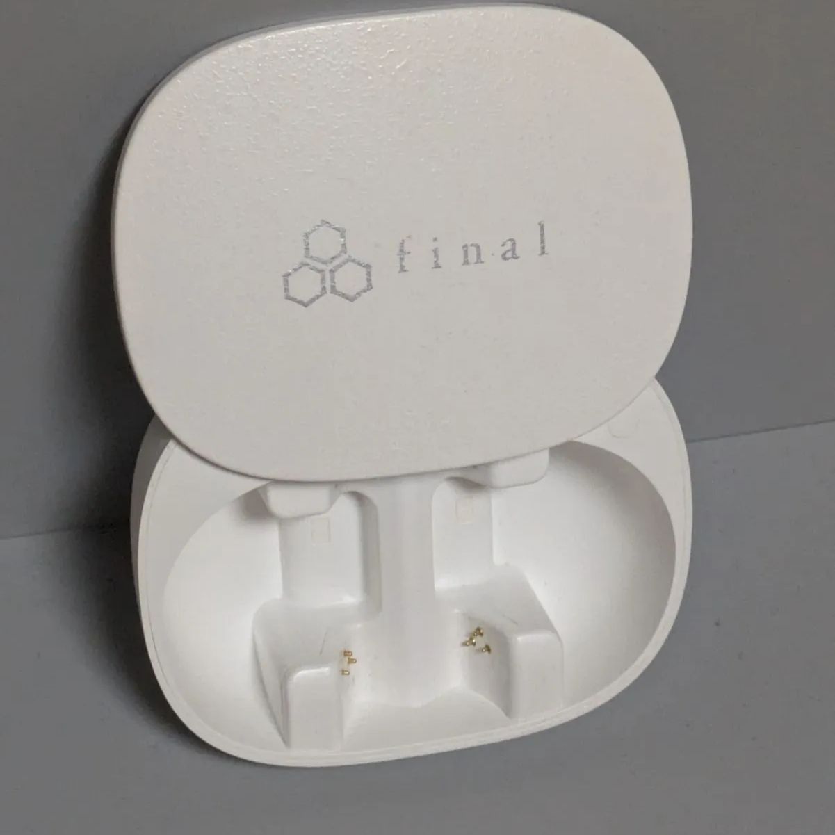 【動作確認済美品】final ZE8000 FI-ZE8D PLTW 充電ケース 動作確認済美品】final ZE8000 FI-ZE8D PLTW 充電ケース - メルカリ