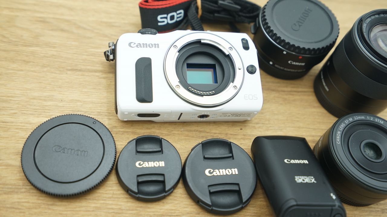 8240 美品 Canon EOS M + EF-M 22mm+18-55mm - デジタルカメラ