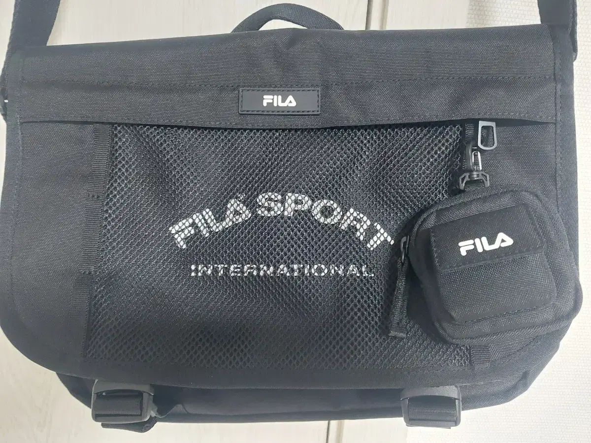 FILA(フィラ)★ベーシックラージメッセンジャーバッグ FILA(フィラ) メッセンジャーバッグ - メルカリ