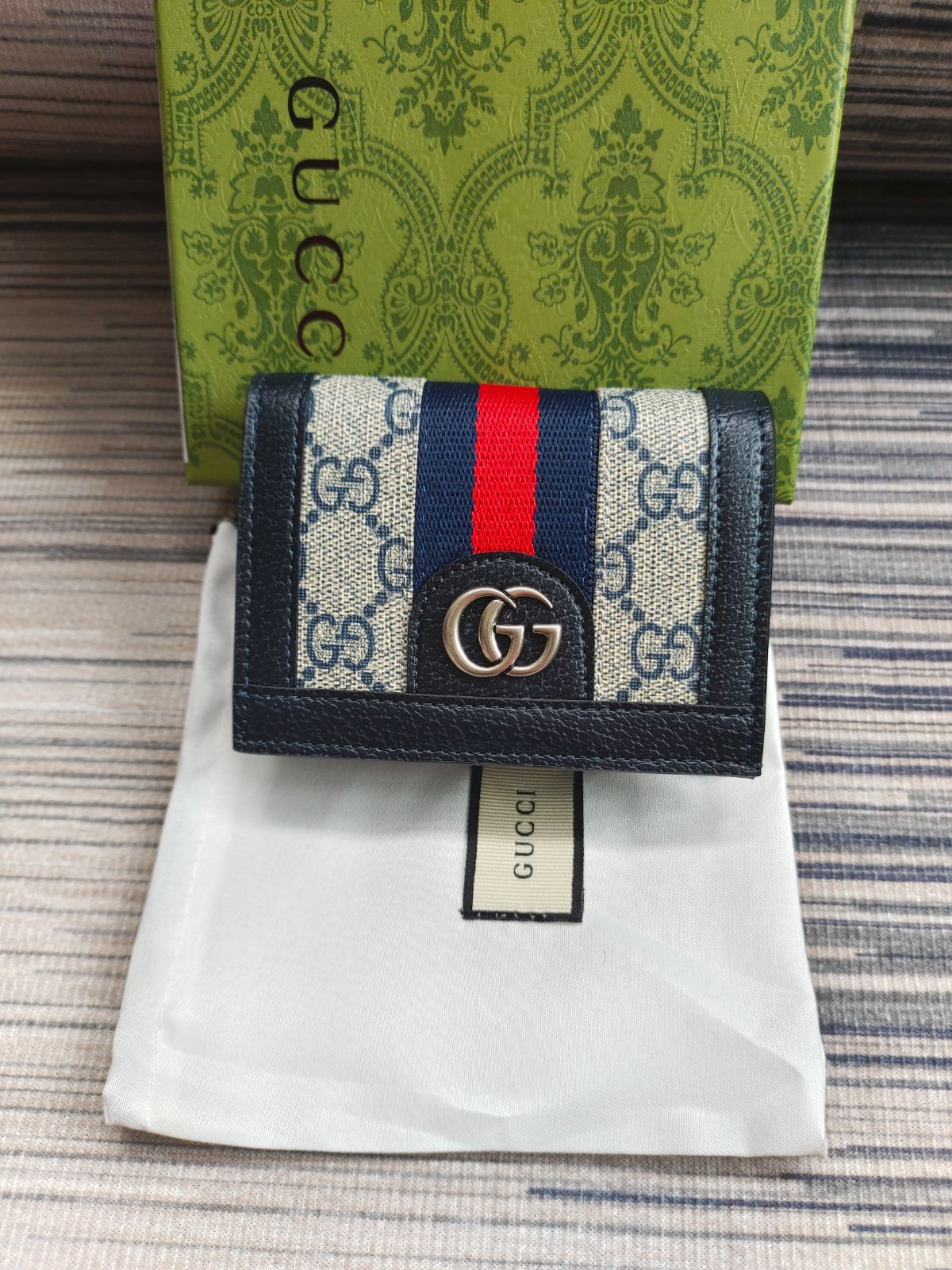 新品Gucci(グッチ)二つ折り財布箱付き男女兼用◆人気◆