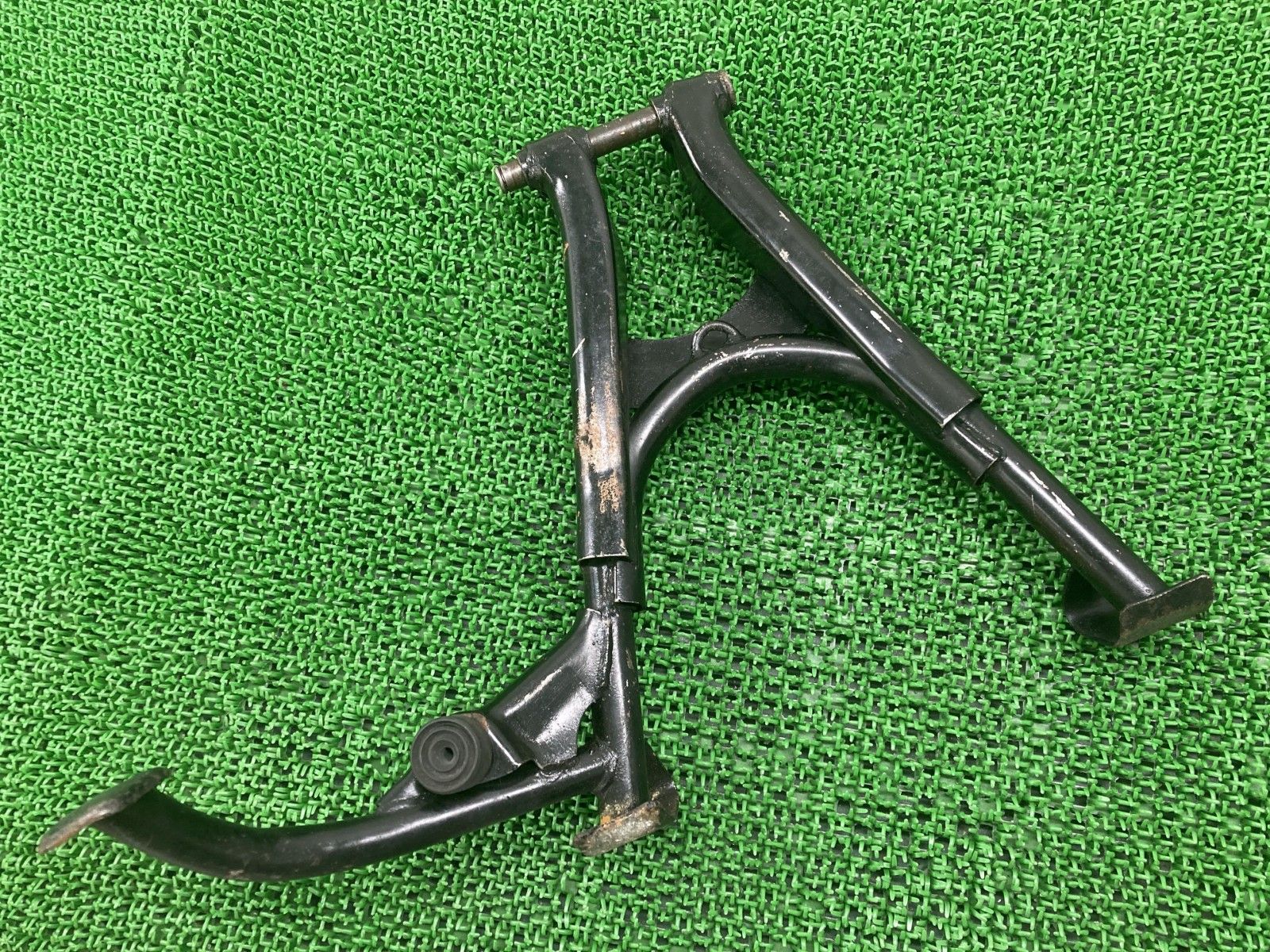 RZ350 センタースタンド 4U0-000*** ヤマハ 純正 バイク 部品 4U0 当時物 センスタ カスタム素材に 曲がり無し 品薄 【中古】 66 バイク RZ350 センタースタンド 4U0-000*** ヤマハ 純正 バイク 部品