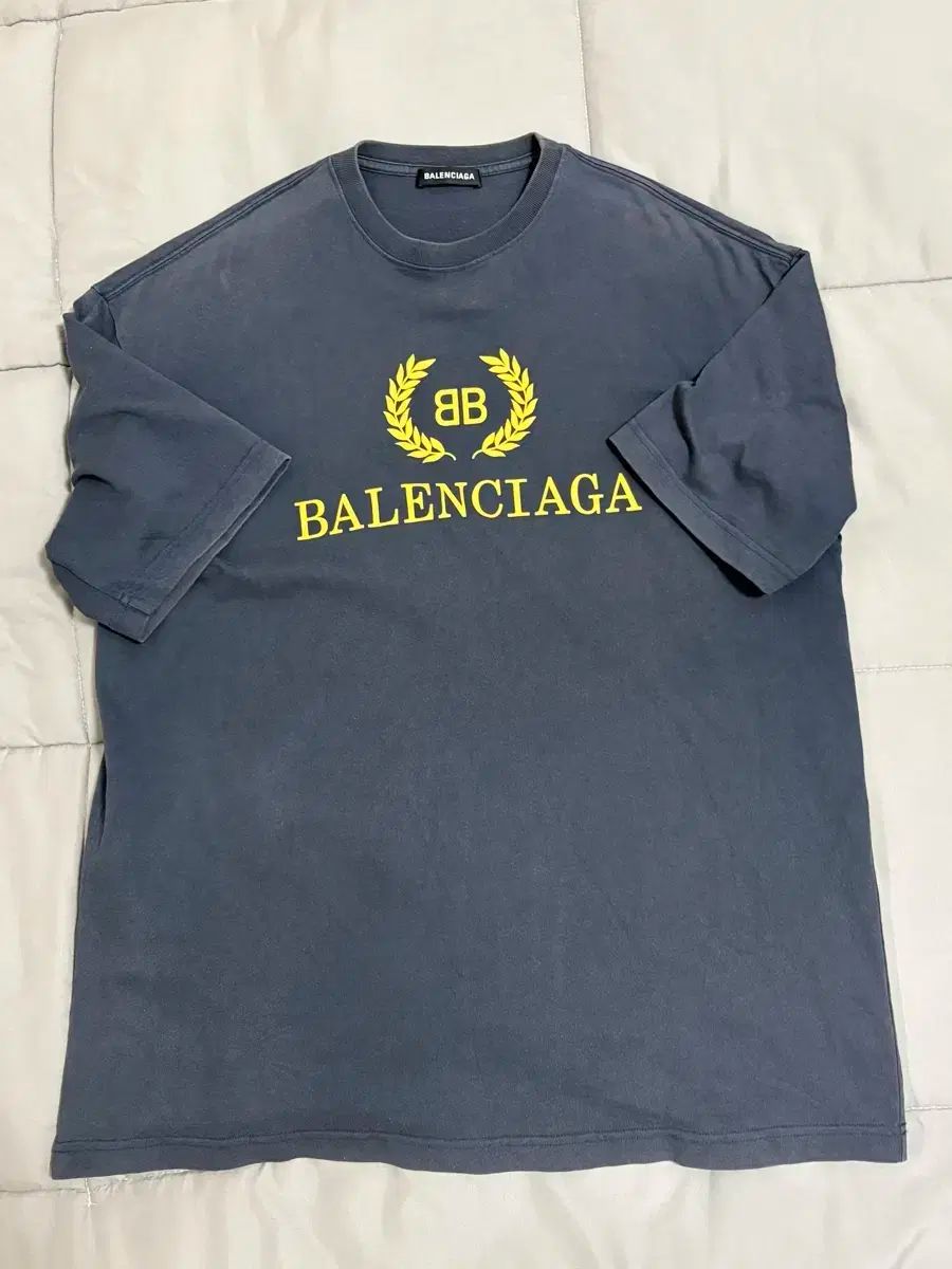 なな様 S BALENCIAGA(バレンシアガ) 月桂樹ロゴ 半袖 オーバーサイズ 【公式通販】