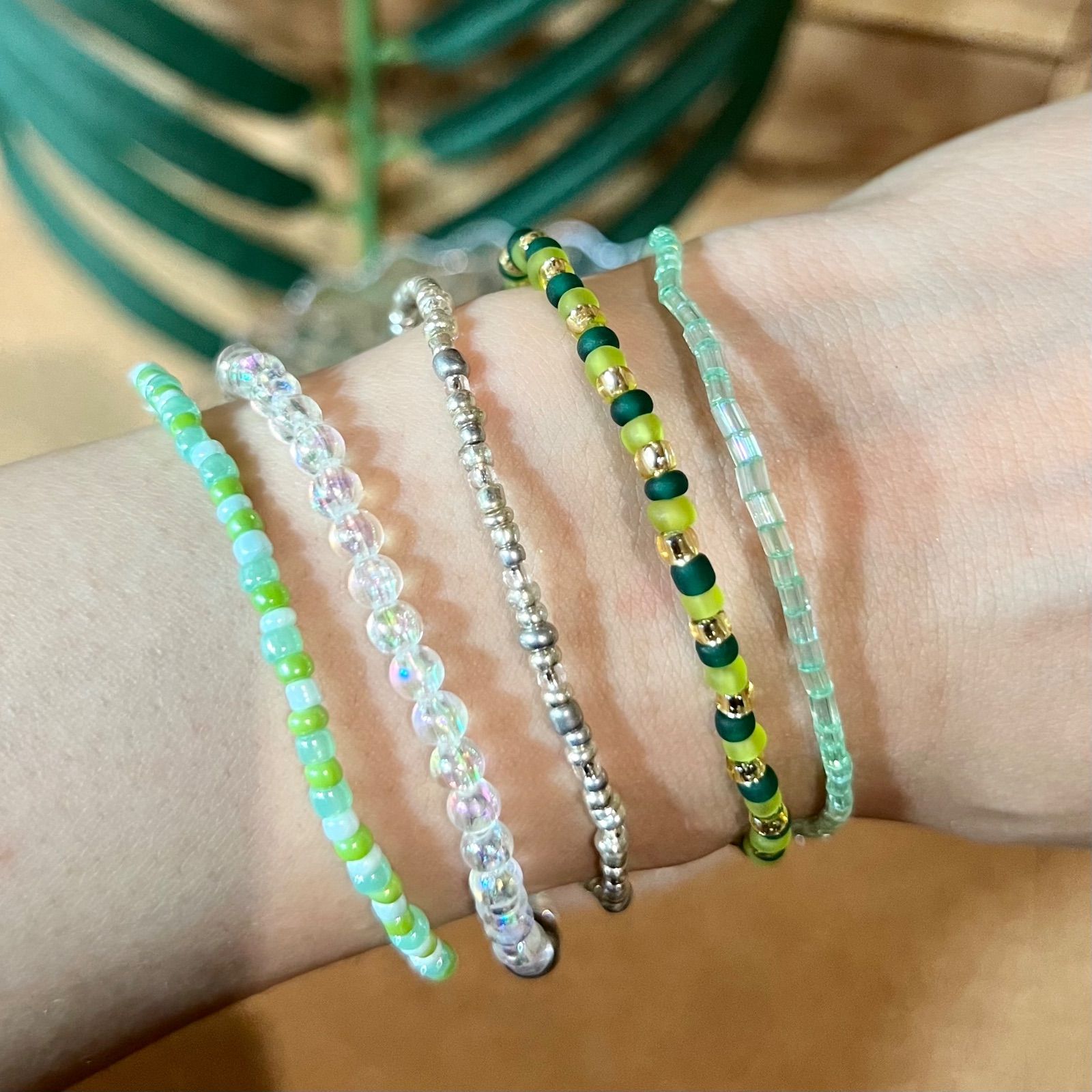 ハンドメイド 5連ビーズブレスレット 緑系 no.210 - メルカリ ハンドメイド 5連ビーズブレスレット 緑系 no.210 - メルカリ