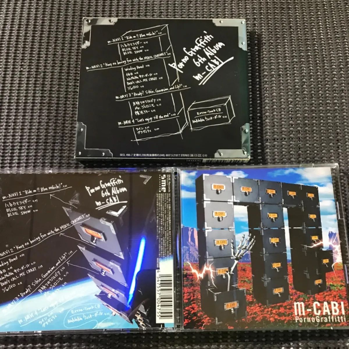 ポルノグラフィティ　ワズビル　ブルゾン　Mサイズ ポルノグラフィティ、“ゾンビ”テーマの新曲でウォークマンCMを