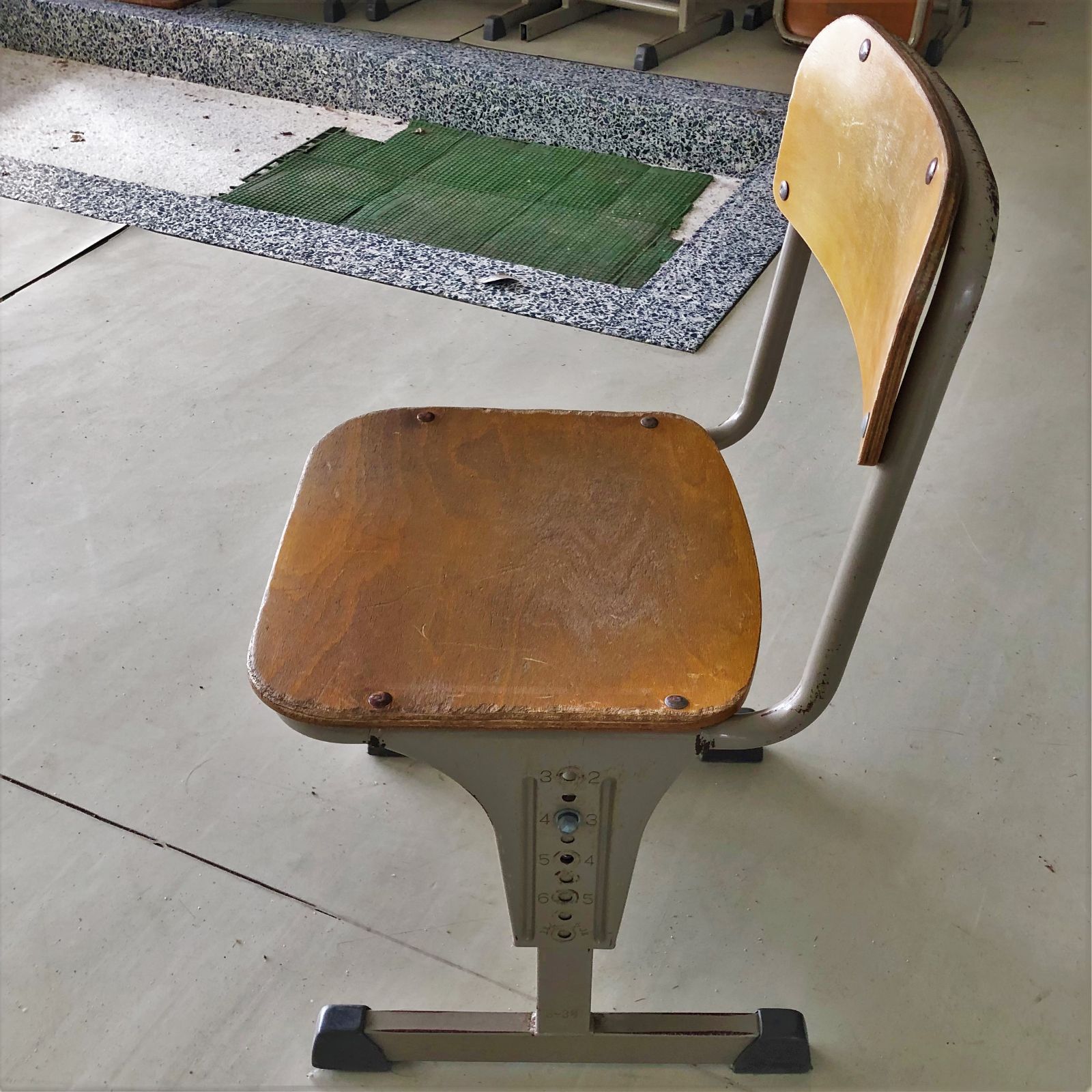 珍品♦️超激安、小学校机と椅子セット、昭和懐かしの、かなりお値打ち、送料無料です 昭和レトロ 小学校の椅子の通販 by ゆう's shop｜ラクマ