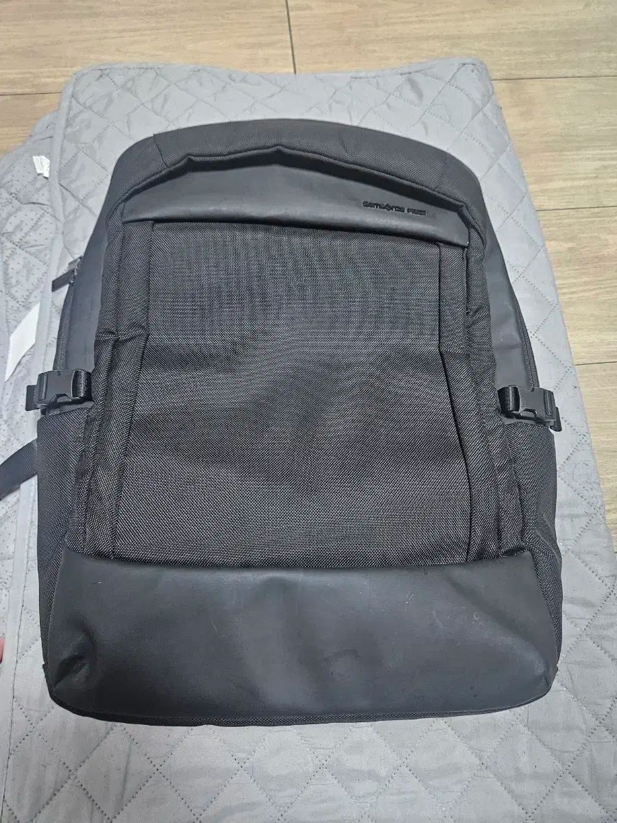 kiki 黒 レザー フラップ付きバックパック kiki 黒 レザー フラップ