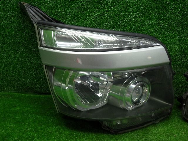 ヴォクシー 前期 ヘッドライト左右 ZRR70/75 HID 28-203 V8 バラスト付