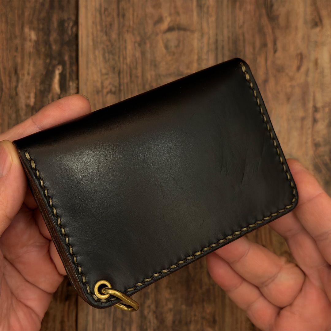 茶芯ブラックのショートトラッカーウォレット｜革の質感を楽しむ