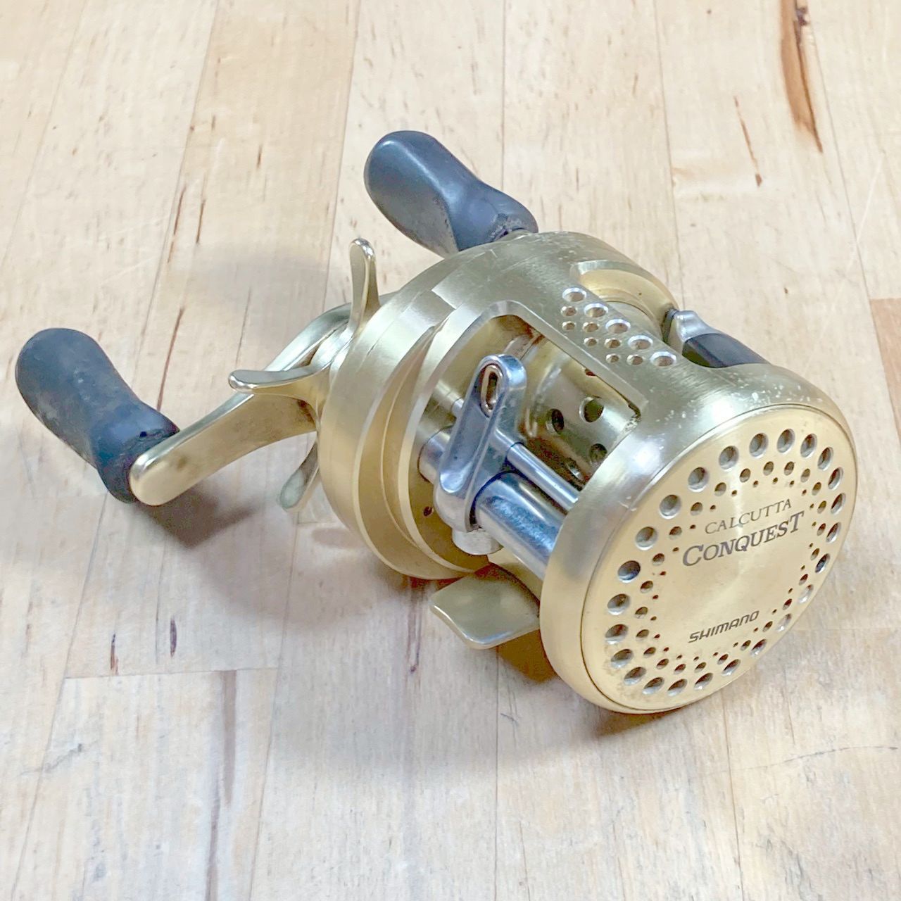 現状品 シマノ カルカッタコンクエスト50 傷 異音あり