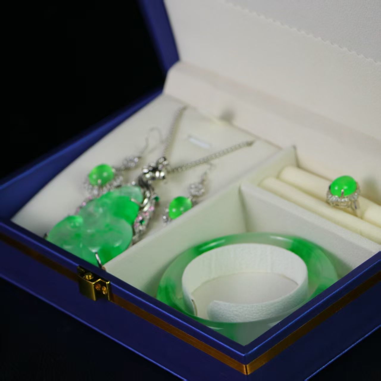 中国古美術.高氷玉腕輪.ネックレスイヤリング.飾り物.観賞物.装身具