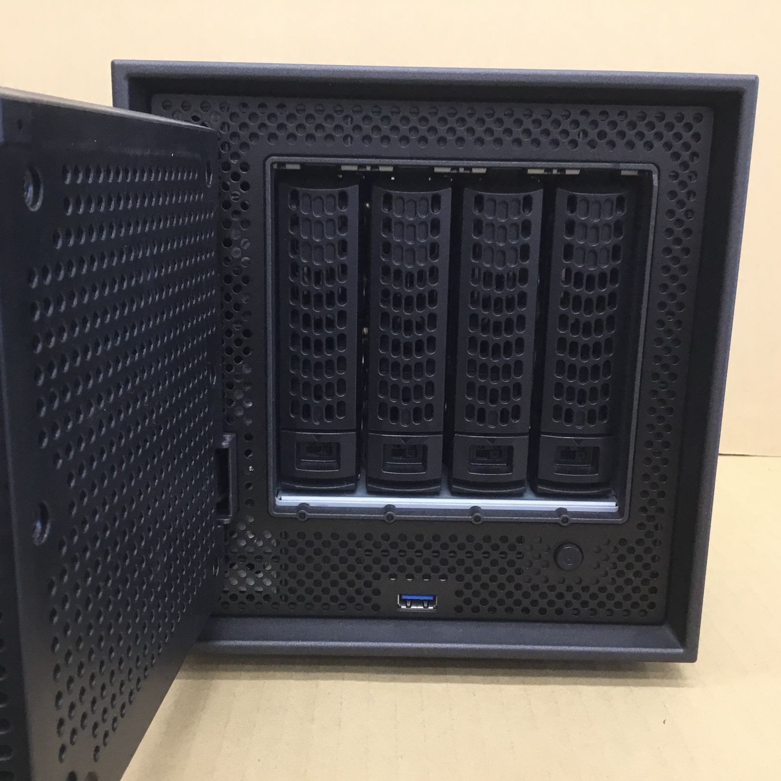 動作確認済み・システム消去済み ＮＥＴＧＥＡＲ NAS RN42400 16000GB(4000GB×4) LANケーブル 動作確認済み・システム消去済み NETGEAR NAS RN42400
