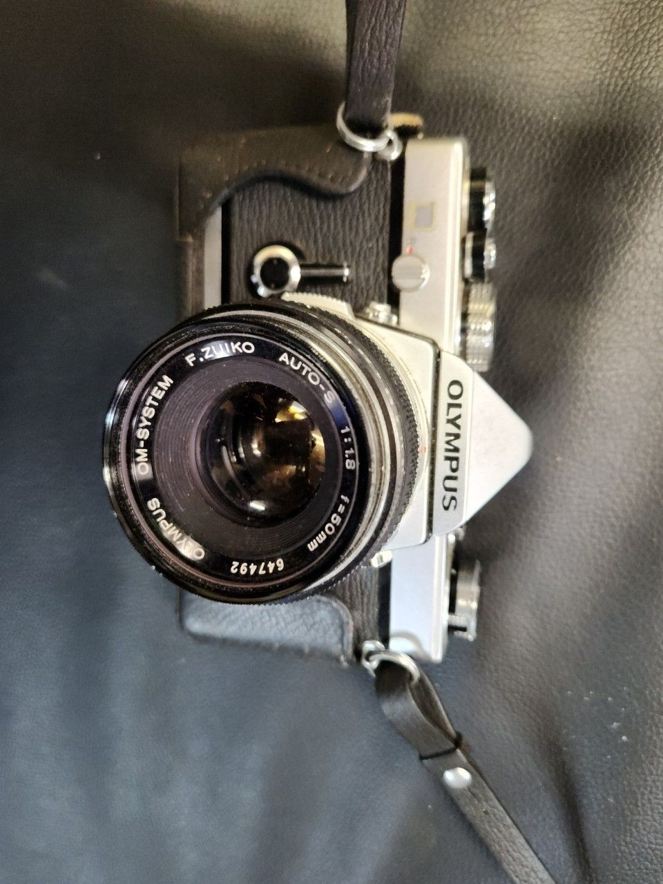 ストラップ付き Olympus OM-1 + F Zuiko 50mm F1.4 ストラップ付き Olympus OM-1 + F Zuiko 50mm F1.4 Amazon.com