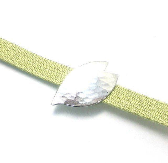 寿勝作 銀製牡丹図帯留 裏/四分一金銀象嵌 約42g 寿勝作 銀製牡丹図