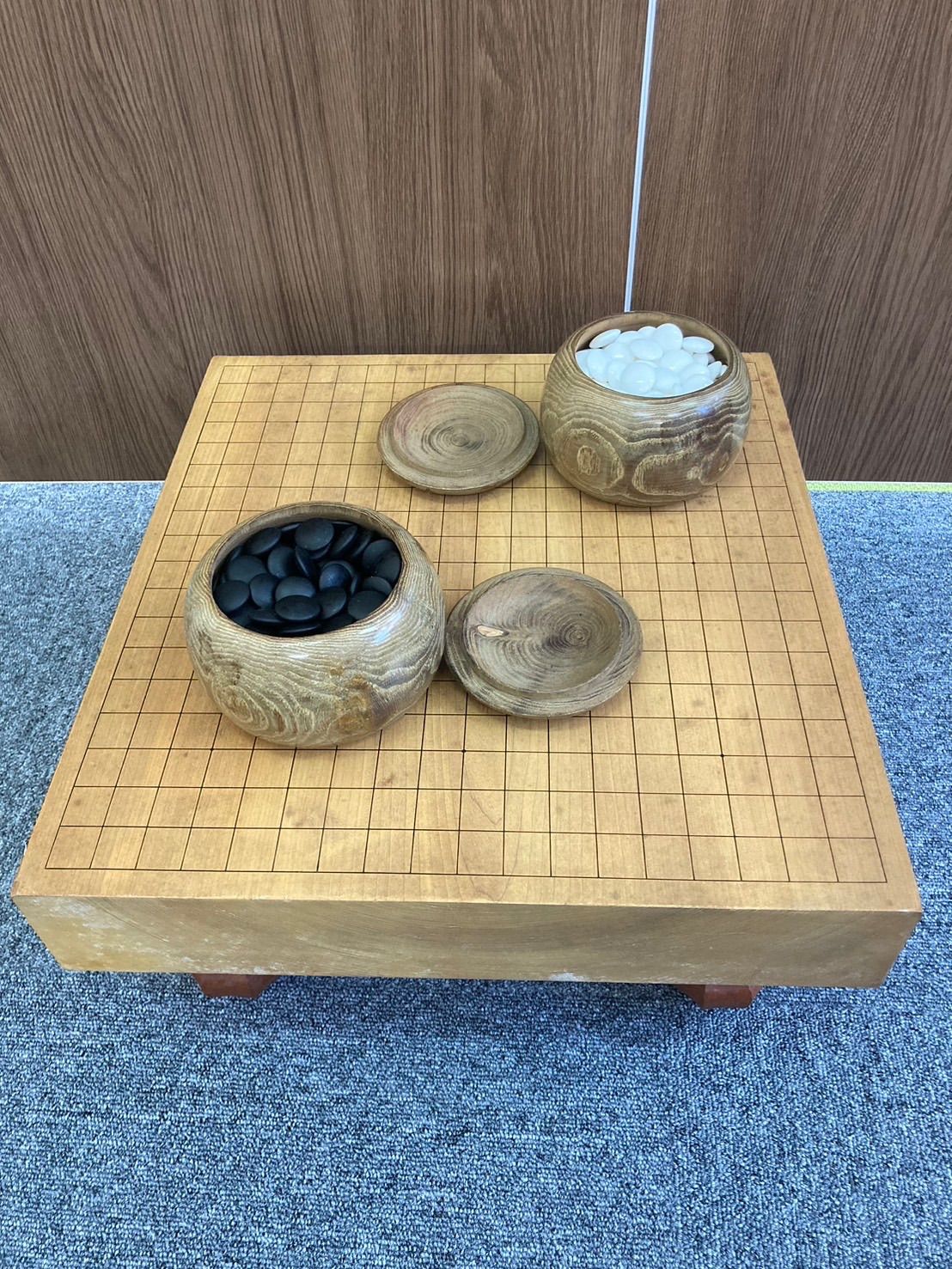 囲碁セット 碁盤 蛤碁石33号 天柾目 脚付 厚さ6寸 へそ有り 最高級 希少 囲碁セット 碁盤 蛤碁石33号 天柾目 脚付 厚さ6寸 へそ有り 最高級