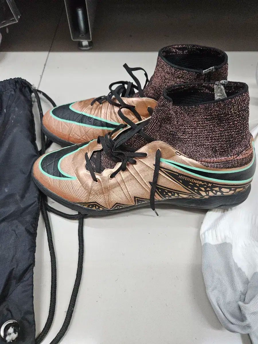 ハイパーヴェノム ナイキ NIKE ファントム サッカー サッカースパイク HG DF AG-PRO NIKE(ナイキ)の「ナイキ 激レア II スパイク 0 ファタル SG-PRO