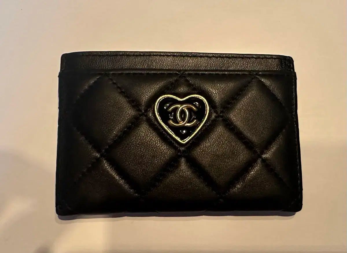 Chanel シャネル 23S ハート CC ロゴ ラムスキン カードウォレット ブラック
