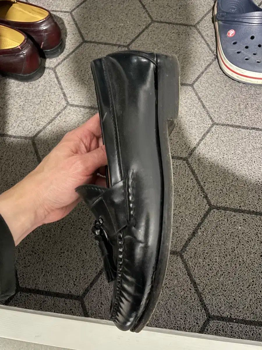 黒 タッセルローファー