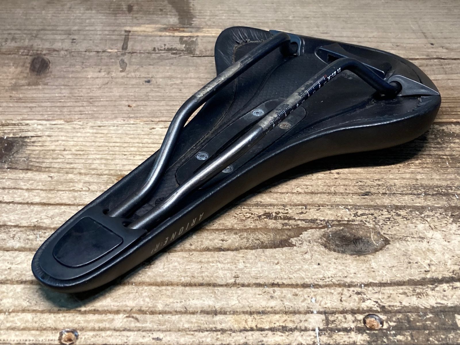 JM307 フィジーク fizik アリオネ ARIONE R3 サドル 黒 140mm kiumレール プレート BRIGHTFACE_UK