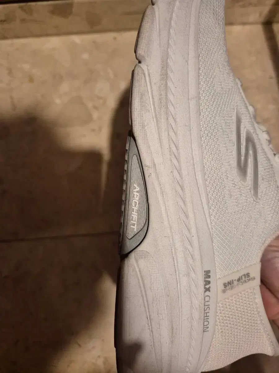 SKECHERS スケッチャーズ マックスクッション スリーピンズ