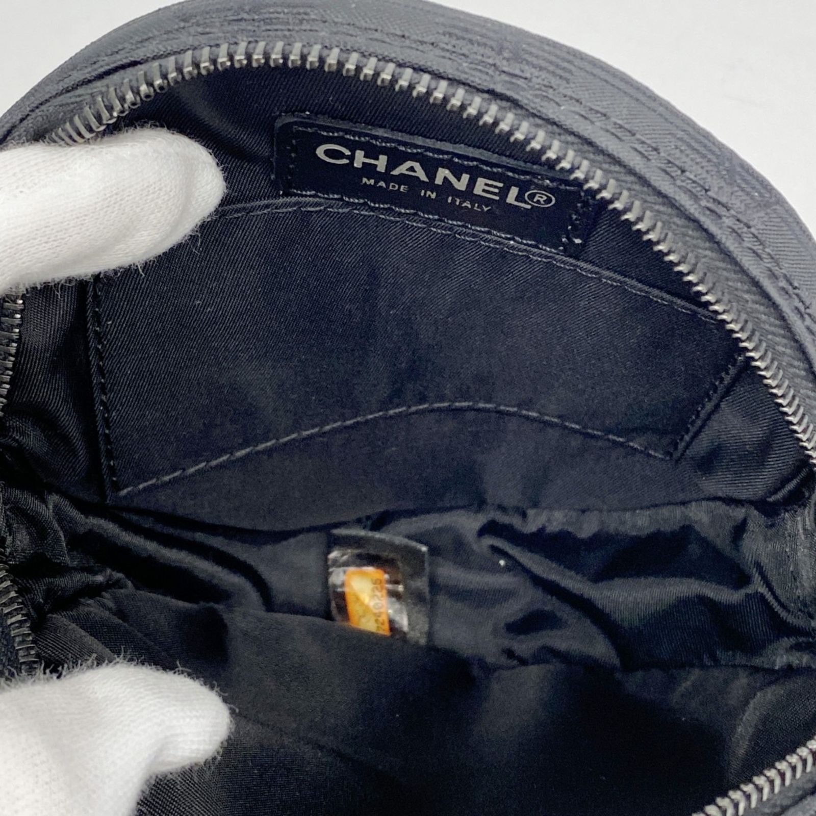 CHANEL ブラック ナイロン ポーチ CHANEL ブラック ナイロン ポーチ - メルカリ