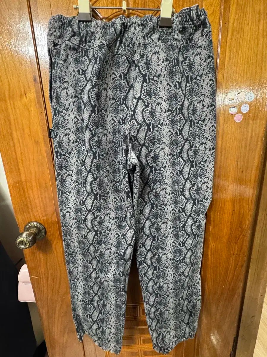  STUSSY ブラッシュド ビーチ パンツ パイソン柄 m チノパン パンツ