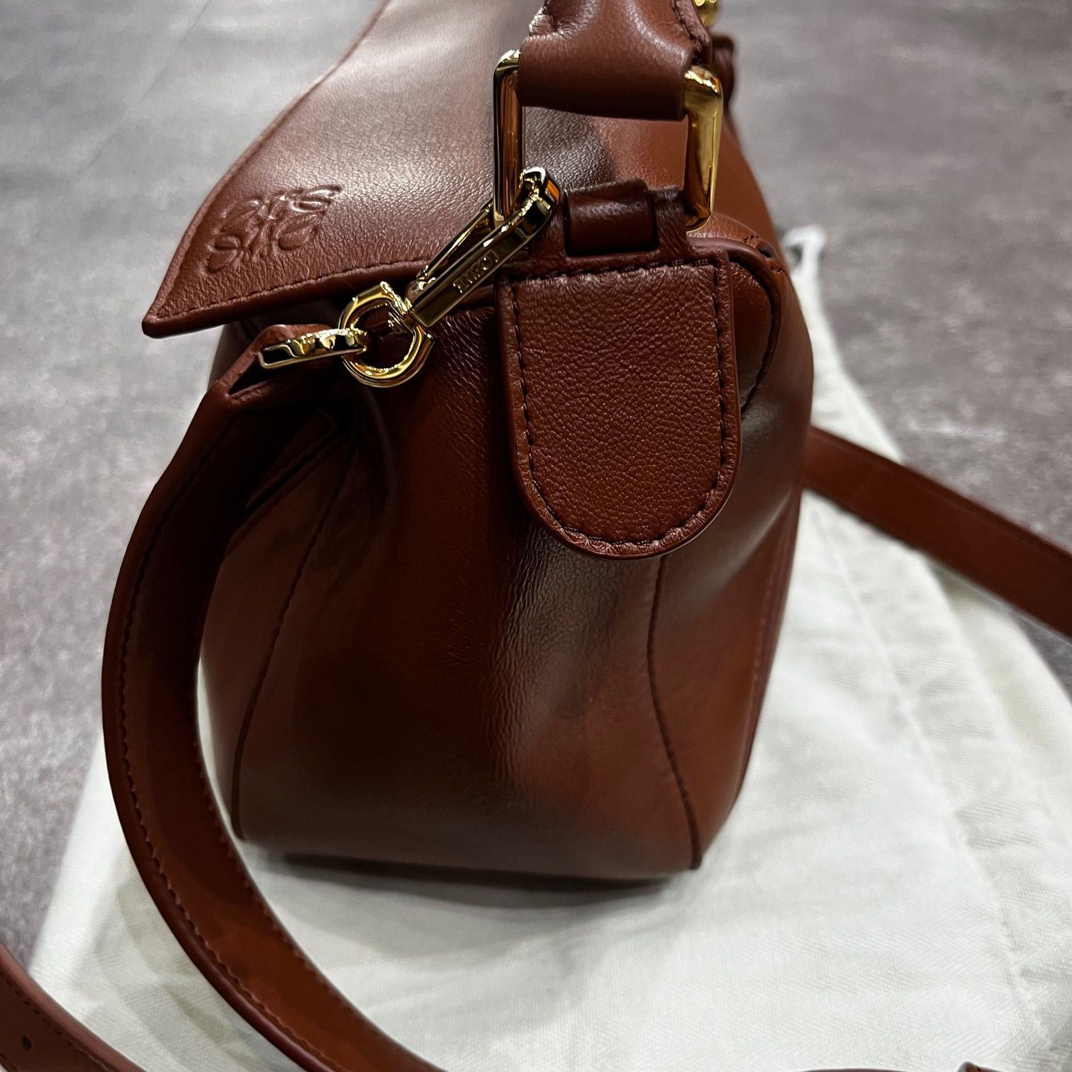 参考上代649000円 LOEWE 25SS フェザーライト パズルバッグ