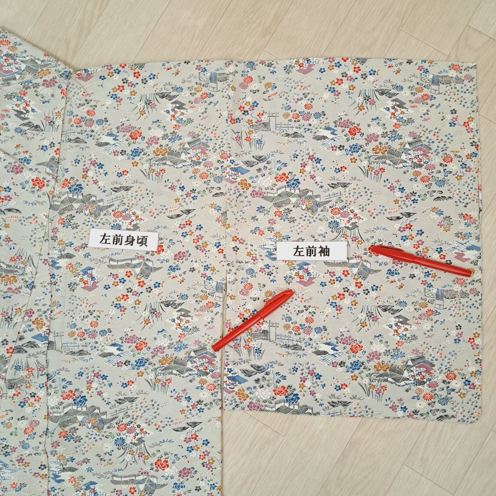 単衣・小紋 】裄66cm 身丈157cm 正絹 ベージュグレー地に茶屋辻 単衣・小紋 】裄66cm 身丈157cm 正絹 ベージュグレー地に茶屋辻
