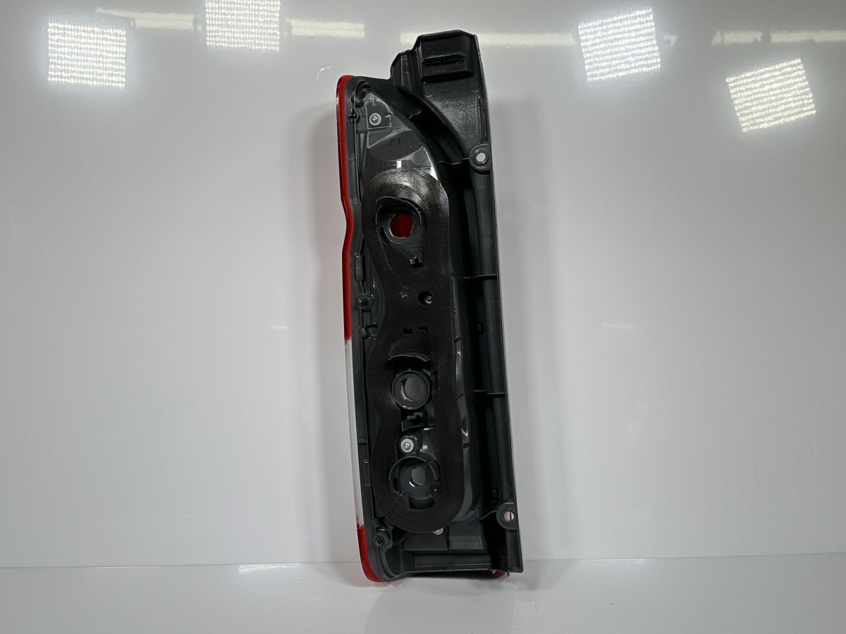 純正 右テールランプ