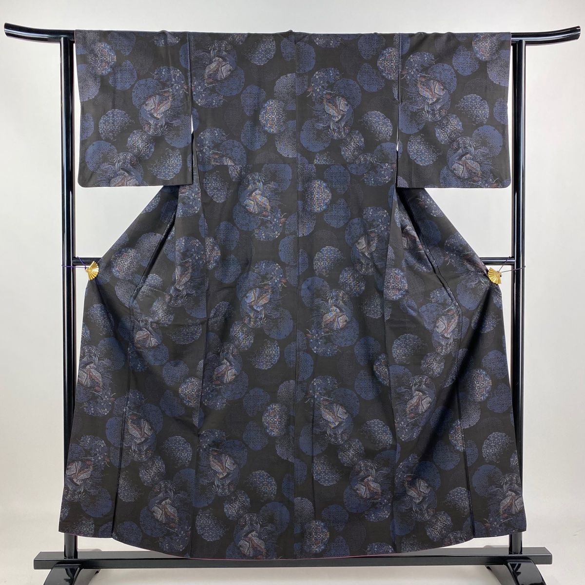 在庫一掃】 紬 身丈157cm 裄丈62.5cm S 袷 やまと 雪輪 人物 墨色 正絹  